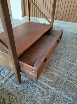 Conjunto de dos consolas de madera.