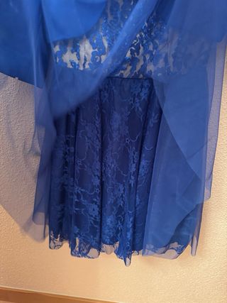 Vestido corto azul con encaje beige