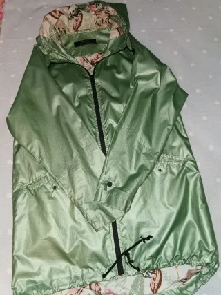 Chaqueta impermeable Zara verde T. S