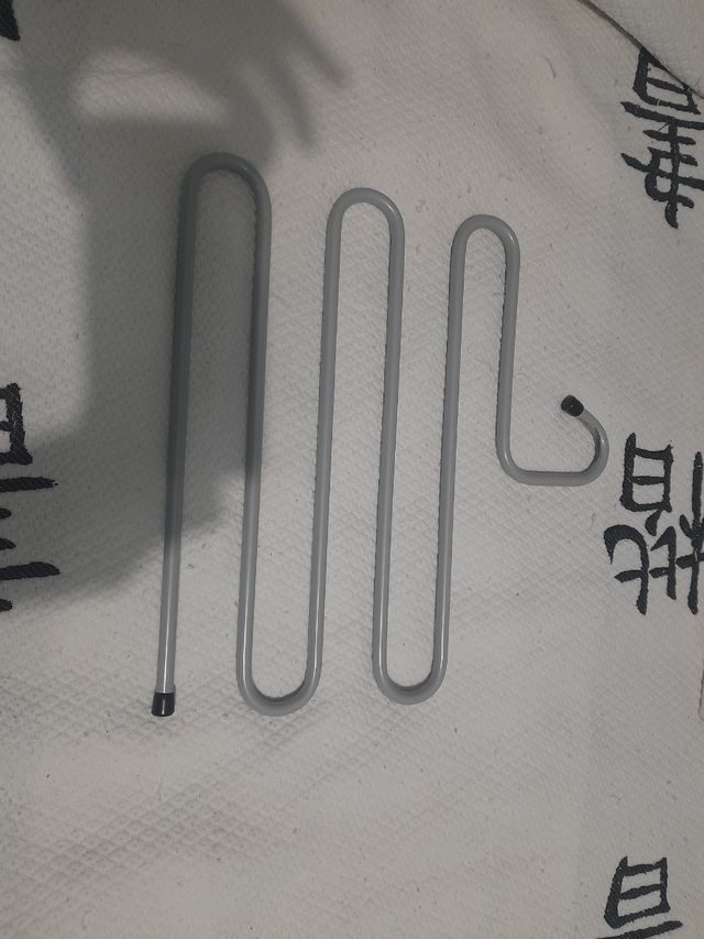 Percha para pantalones de metal gris