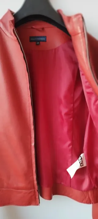 Cazadora roja de cuero Adolfo Domínguez 