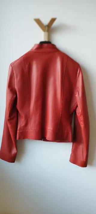 Cazadora roja de cuero Adolfo Domínguez 