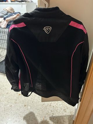 Chaqueta de moto negra y rosa