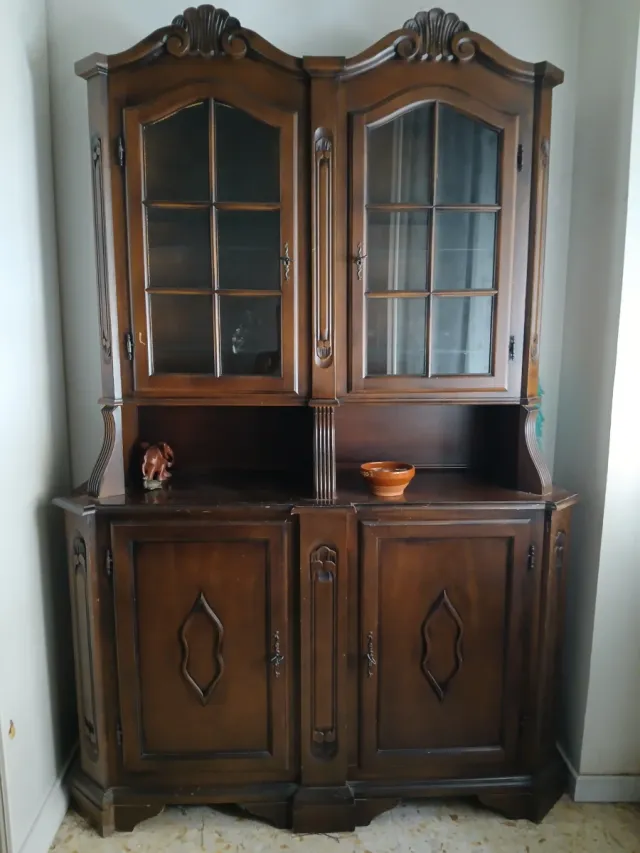 Vetrina in legno con ante in vetro