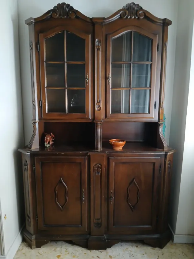 Vetrina in legno con ante in vetro