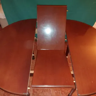 Se vende mesa redonda plegable y cuatro sillas.