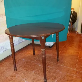 Se vende mesa redonda plegable y cuatro sillas.