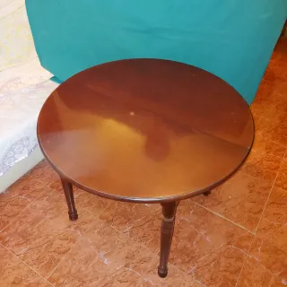 Se vende mesa redonda plegable y cuatro sillas.