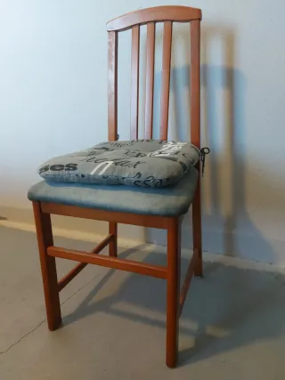 Se vende mesa redonda plegable y cuatro sillas.