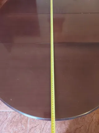 Se vende mesa redonda plegable y cuatro sillas.