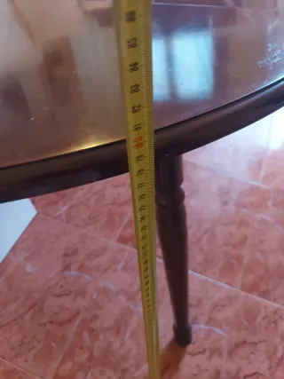 Se vende mesa redonda plegable y cuatro sillas.