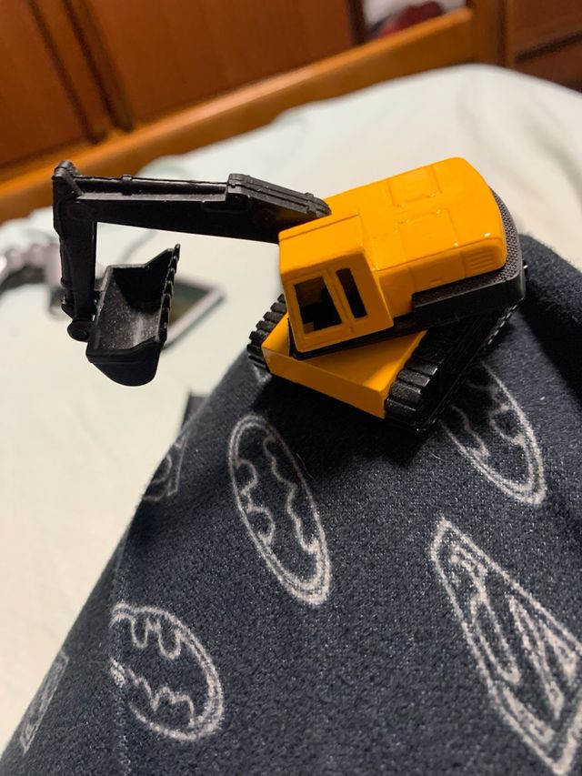 Excavadora de juguete amarilla scala 1/100