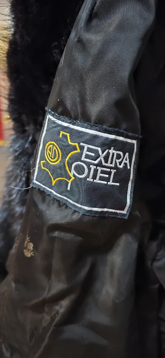 Chaqueta de pelo negra, tipo bison