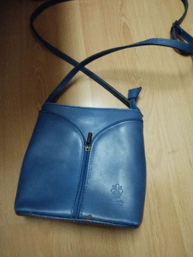 Bolso azul con cremallera