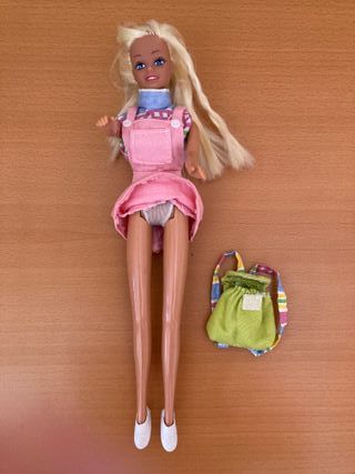 Muñeca años 90 con vestido-peto rosa y mochila