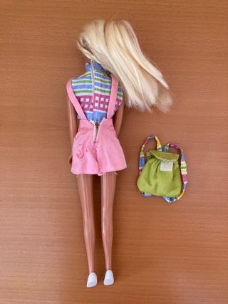 Muñeca años 90 con vestido-peto rosa y mochila