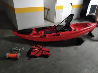 Kayak de pesca rojo