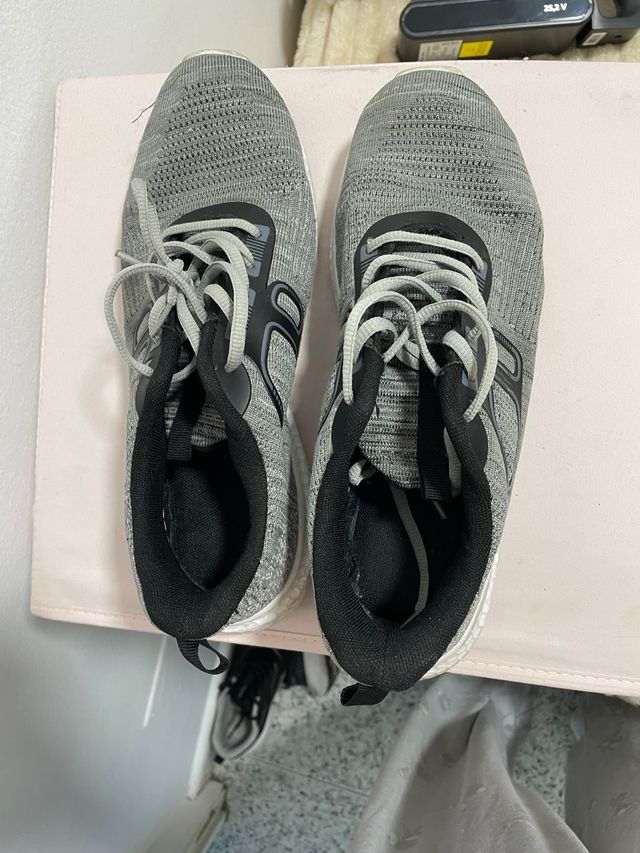 Zapatillas deportivas grises y negras