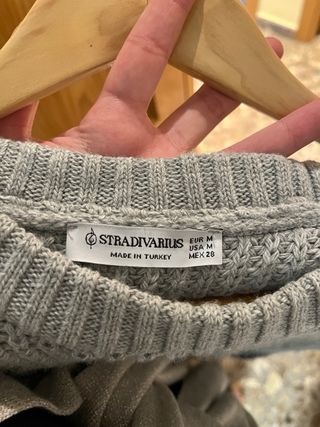 Chaleco de punto gris con espalda abierta