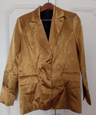 Americana satinada dorada elegante, sin estrenar