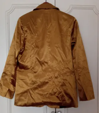 Americana satinada dorada elegante, sin estrenar