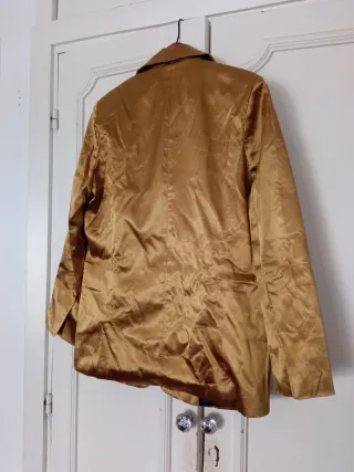 Americana satinada dorada elegante, sin estrenar