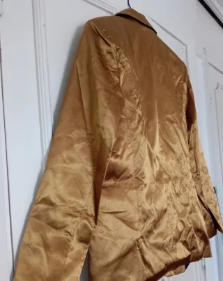 Americana satinada dorada elegante, sin estrenar