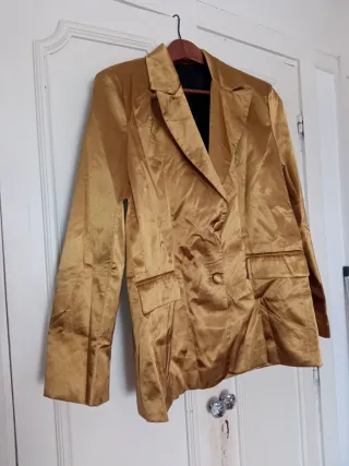 Americana satinada dorada elegante, sin estrenar