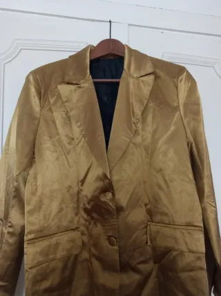 Americana satinada dorada elegante, sin estrenar