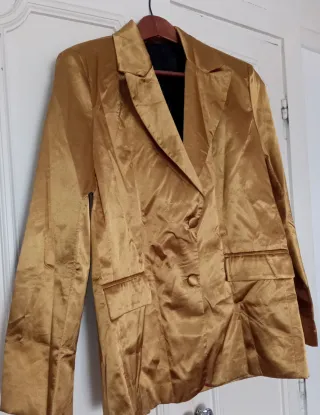 Americana satinada dorada elegante, sin estrenar