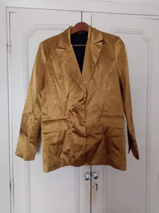 Americana satinada dorada elegante, sin estrenar