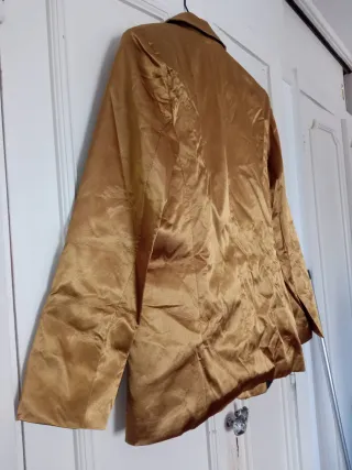 Americana satinada dorada elegante, sin estrenar