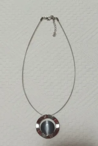 Collar con medallón redondo plateado