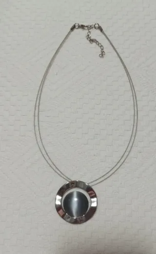 Collar con medallón redondo plateado