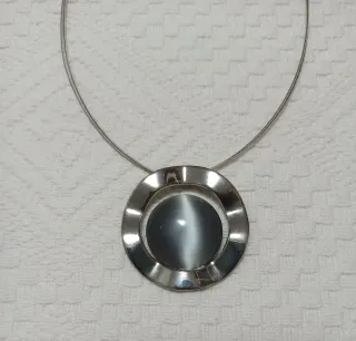 Collar con medallón redondo plateado