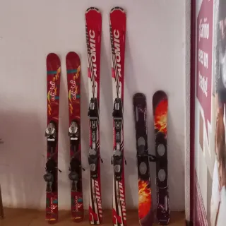 Esquís Atomic y Quechua