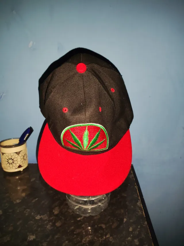 Gorra Negra y Roja con Hoja