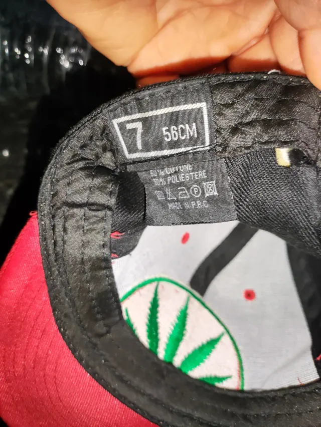 Gorra Negra y Roja con Hoja