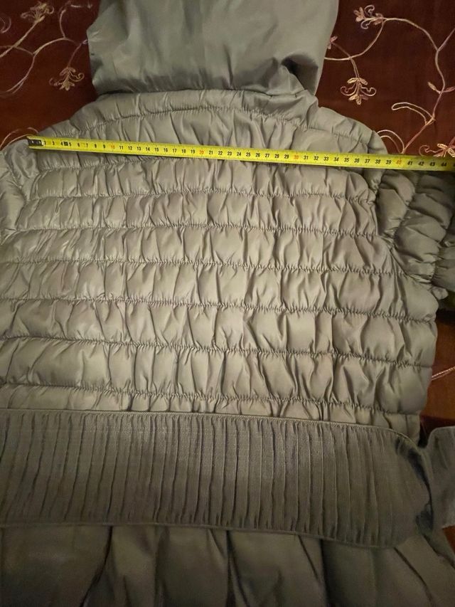 Piumino lungo color tortora con cintura