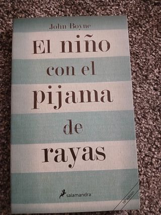 El niño con el pijama de rayas