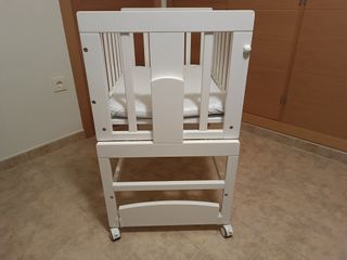 Minicuna con colecho y balancín en perfecto estado