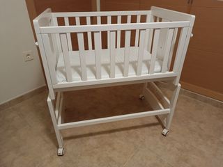 Minicuna con colecho y balancín en perfecto estado