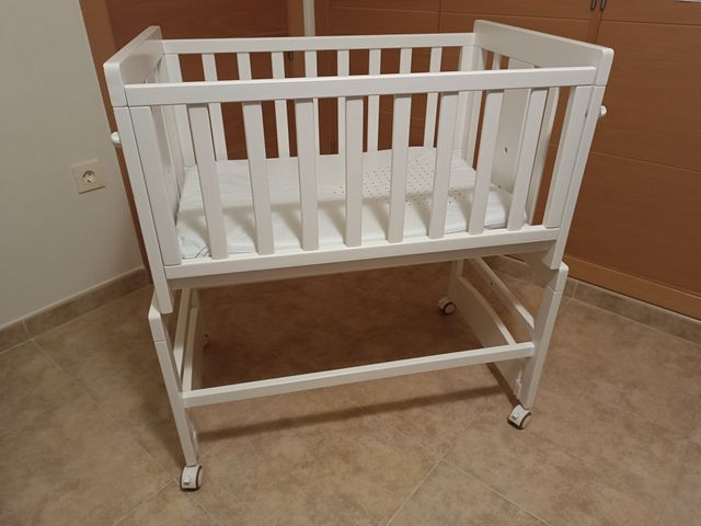 Minicuna con colecho y balancín en perfecto estado