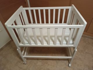 Minicuna con colecho y balancín en perfecto estado