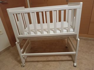 Minicuna con colecho y balancín en perfecto estado