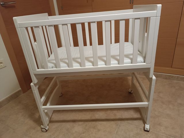 Minicuna con colecho y balancín en perfecto estado