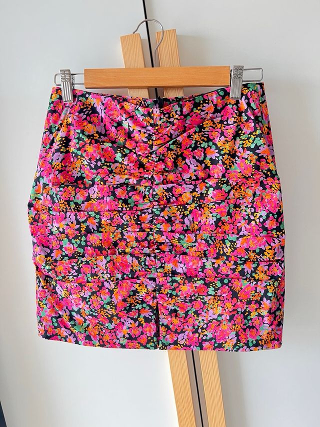 Falda corta estampada Zara.