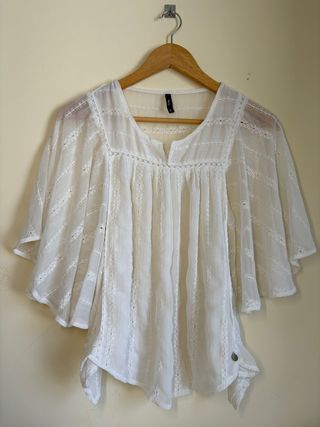 Blusa blanca de manga acampanada