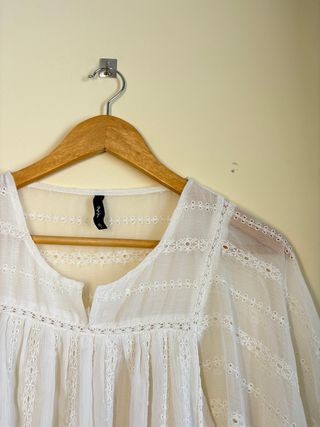Blusa blanca de manga acampanada