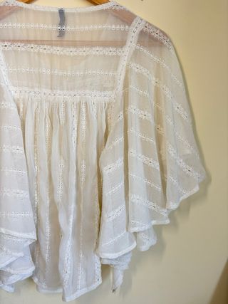 Blusa blanca de manga acampanada